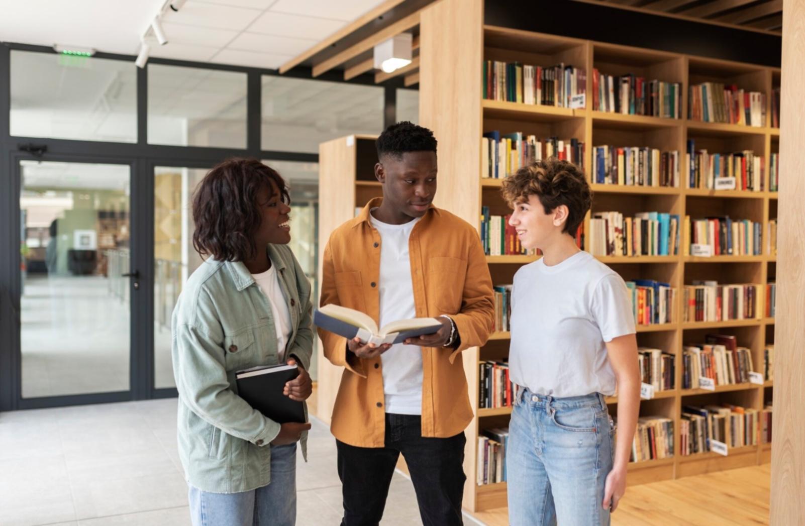 Espace de travail avec ordinateur portable configuré pour les formations en négociation financière